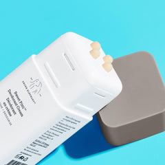 Aplicación suave con dedos de Sweet Pitti crema para axilas limpias.