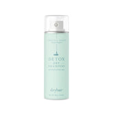 Drybar Detox Champú Seco absorbe aceites para un cabello limpio al instante.