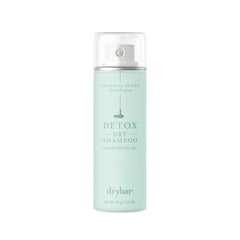 Drybar Detox Champú Seco absorbe aceites para un cabello limpio al instante.