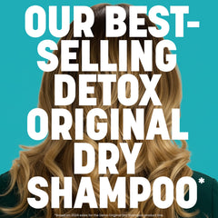 Polvos arroz microfinos de Drybar Detox absorbiendo grasa para un acabado limpio.