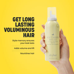 Drybar Southern Belle Mousse aplicación en cabello húmedo para peinado perfecto.