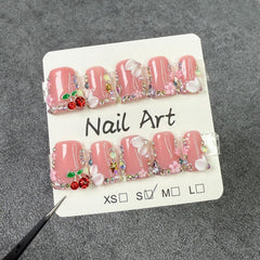 Duck Press on Nails con detalle de cristales realza el estilo diario.