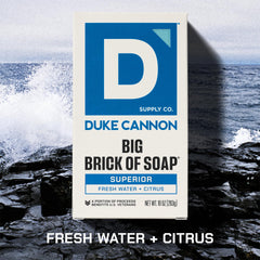 Aroma cítrico y neroli de Duke Cannon, fragancia duradera para hombres.