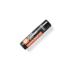 Bálsamo labial de gran tamaño Duke Cannon, ideal para viajes.
