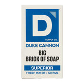 Barra de jabón grande Duke Cannon con agua fresca y cítricos para uso diario.