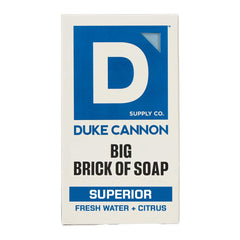 Barra de jabón grande Duke Cannon con agua fresca y cítricos para uso diario.