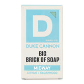 Duke Cannon barra jabón extralargo Midway, limpia profundamente y deja aroma masculino.