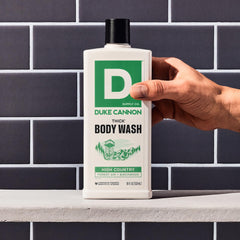Aplicación en la piel de Duke Cannon High Country para exfoliar suave