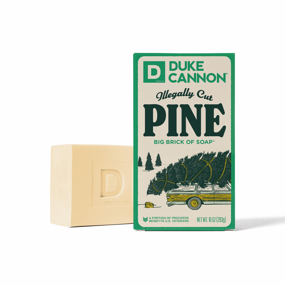 Jabón Duke Cannon grande con aroma a pino, ideal para ducha diaria.