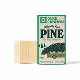 Jabón Duke Cannon grande con aroma a pino, ideal para ducha diaria.