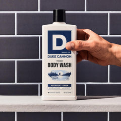 Duke Cannon Midnight Swim, etiqueta detallada con diseño masculino y fragancia.