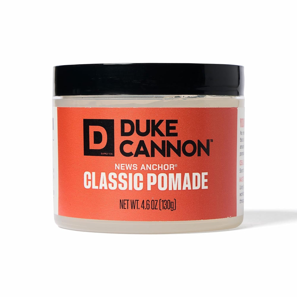 Duke Cannon News Anchor pomada frasco ofrece fijación firme para peinados.
