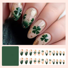 Uñas Dulyork con trébol dorado y verde para un look festivo.