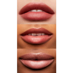 e.l.f. Brillo labial tono rojo ligero, acabado natural y suave.