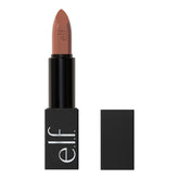 e.l.f. O Face Satin Lipstick muestra pigmentación satinada para un look intenso