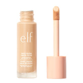 e.l.f. Halo Glow Liquid Filter: botella en primer plano iluminando la piel