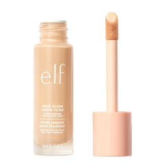 e.l.f. Halo Glow Liquid Filter: botella en primer plano iluminando la piel