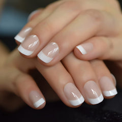 Elevenail uñas pegadas beige neutro frances corto para estilo elegante diario.