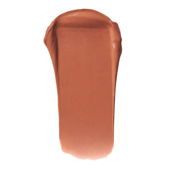 O Face Satin Lipstick mantiene labios suaves gracias a su fórmula hidratante.
