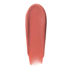 Aplicación de e.l.f. Lip Plumping Gloss en labios con cobertura translúcida