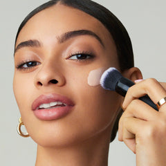 aplicación suave que prepara la piel para maquillaje