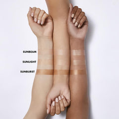 e.l.f. Suntouchable Whoa Glow SPF 30 textura sedosa.