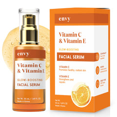 Envy Serum Vitamina C, botella vertiendo para aplicación suave y luminosa.