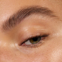 Fórmula vegana essence libre de crueldad para cejas limpias y definidas.