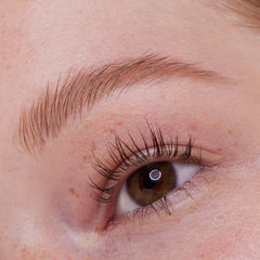 essence I Love Extreme mascara brush application on upper lashes delivering even coating.