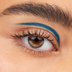 essence Stay & Play Gel Eyeliner Midnight Sky applied on eyelid for precise line