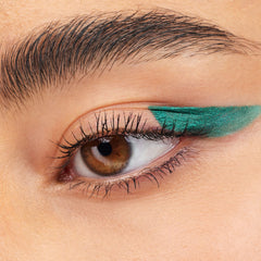 essence Stay & Play Gel Eyeliner soft gel-like texture enables effortless eyelid gliding.