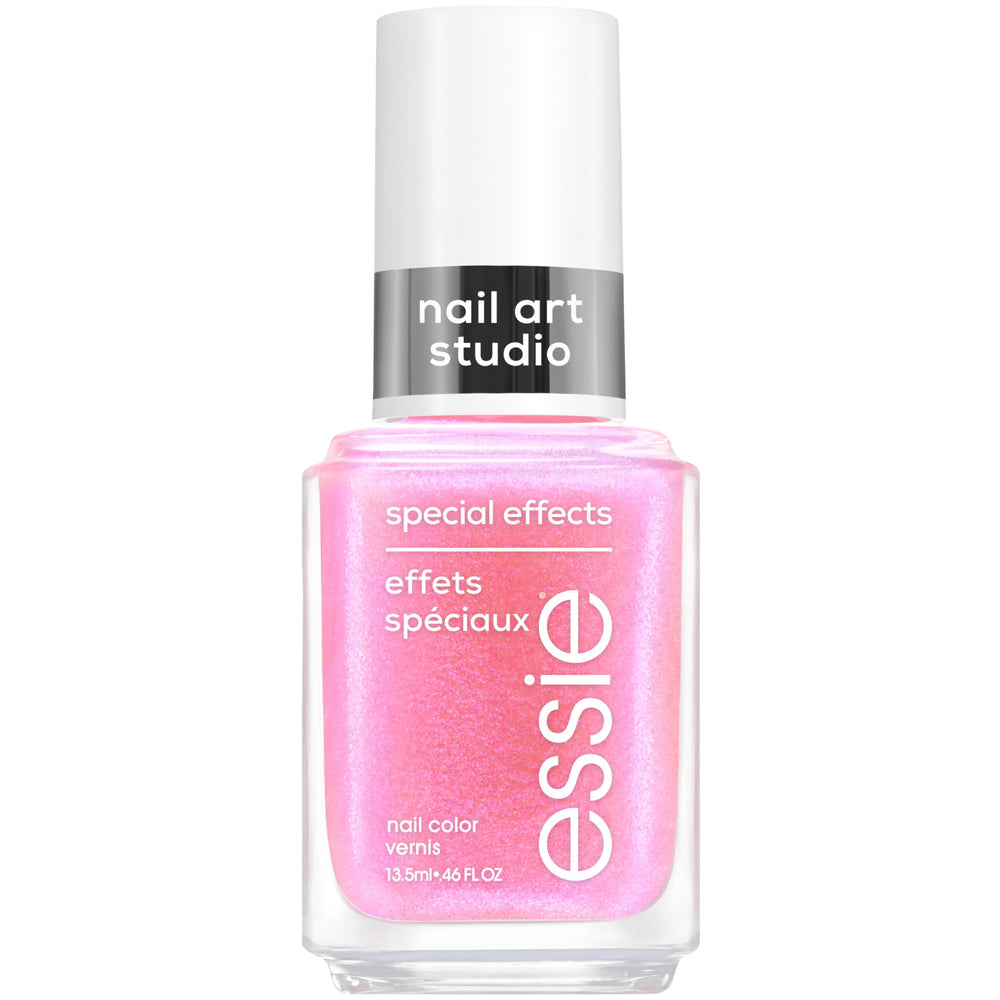 Essie Astral Aura muestra efecto duocromo para un look llamativo.