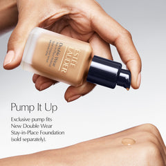 Aplicación controlada de la base Estée Lauder Double Wear con dispensador reutilizable.