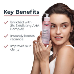 Aplicación con las manos para iniciar la rutina de limpieza facial