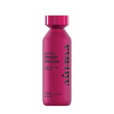 Eva NYC Ritual Repair Champú vertido desde la botella para iniciar la limpieza suave y fortalecedora.
