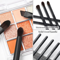 EVRCHGIEA eyeliner brush for sharp, defined lines with easy control.