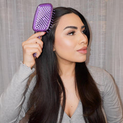 Detangles wet or dry hair with consistent performance.