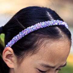 Diadema FROG SAC azul con lentejuelas, perfecto para peinados rápidos.