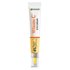 Aplicación suave de Garnier crema ojos con el dedo