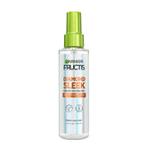 Garnier Fructis Diamond Sleek: botella vertiendo producto para brillo intenso
