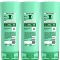 Aplicación del Acondicionador Pure Clean suaviza y facilita el peinado diario.