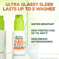 Aplicación de una pompa de Garnier Fructis Sleek and Stay en cabello húmedo.