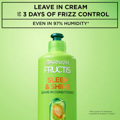 Garnier Fructis Sleek and Shine, aplicación de crema sin enjuague en cabello húmedo para brillo.