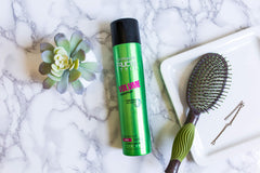 Garnier Fructis Style Volume Antihumedad: aplicación en cabello para elevar raíces.
