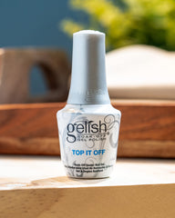 Gelish Top It Off se cura rápido con LED para una manicura eficiente.