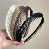 Diadema Generic con dientes blanca ofrece sujeción suave para uso diario.