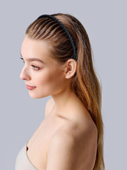 Diadema Generic con dientes moka acompaña moños y coletas con suavidad.