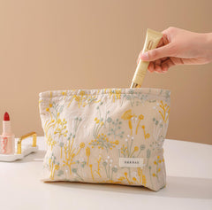 Getgto floral cosmetic pouch for purse, compact and easy to carry.