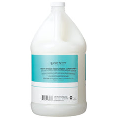 Textura cremosa del acondicionador Ginger Lily Farms Club y Fitness para cabello seco.