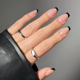 Glamnetic Balsamic Glaze: uñas francesas negras, forma alargada, acabado brillante